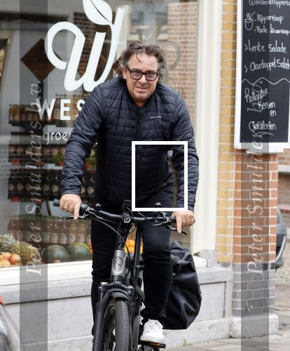 Alkmaar 5 juli 2025
Marco Borsato haalt op de fiets vers fruit en groente bij een groentewinkel bij hem in de buurt .
Marco zorgt momenteel voor zijn moeder Mary die een beetje ziek is. Mary woont even bij Marco in zijn appartement.