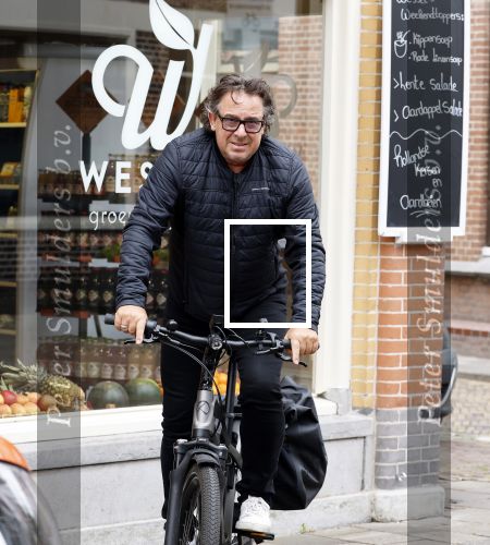 Alkmaar 5 juli 2025
Marco Borsato haalt op de fiets vers fruit en groente bij een groentewinkel bij hem in de buurt .
Marco zorgt momenteel voor zijn moeder Mary die een beetje ziek is. Mary woont even bij Marco in zijn appartement.