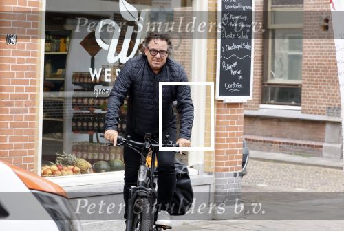 Alkmaar 5 juli 2025
Marco Borsato haalt op de fiets vers fruit en groente bij een groentewinkel bij hem in de buurt .
Marco zorgt momenteel voor zijn moeder Mary die een beetje ziek is. Mary woont even bij Marco in zijn appartement.