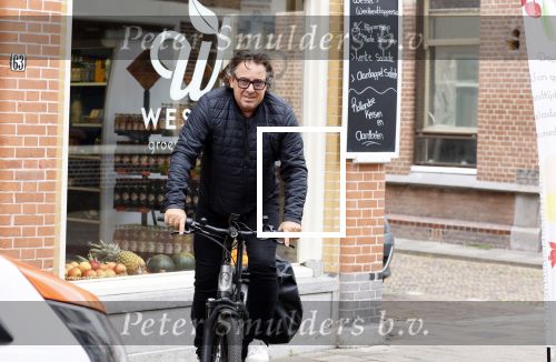 Alkmaar 5 juli 2025
Marco Borsato haalt op de fiets vers fruit en groente bij een groentewinkel bij hem in de buurt .
Marco zorgt momenteel voor zijn moeder Mary die een beetje ziek is. Mary woont even bij Marco in zijn appartement.