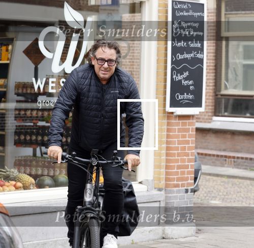 Alkmaar 5 juli 2025
Marco Borsato haalt op de fiets vers fruit en groente bij een groentewinkel bij hem in de buurt .
Marco zorgt momenteel voor zijn moeder Mary die een beetje ziek is. Mary woont even bij Marco in zijn appartement.