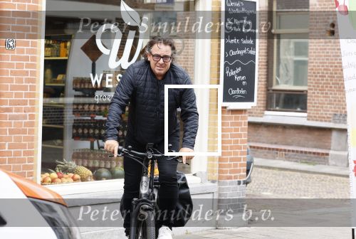 Alkmaar 5 juli 2025
Marco Borsato haalt op de fiets vers fruit en groente bij een groentewinkel bij hem in de buurt .
Marco zorgt momenteel voor zijn moeder Mary die een beetje ziek is. Mary woont even bij Marco in zijn appartement.