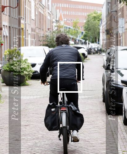 Alkmaar 5 juli 2025
Marco Borsato haalt op de fiets vers fruit en groente bij een groentewinkel bij hem in de buurt .
Marco zorgt momenteel voor zijn moeder Mary die een beetje ziek is. Mary woont even bij Marco in zijn appartement.