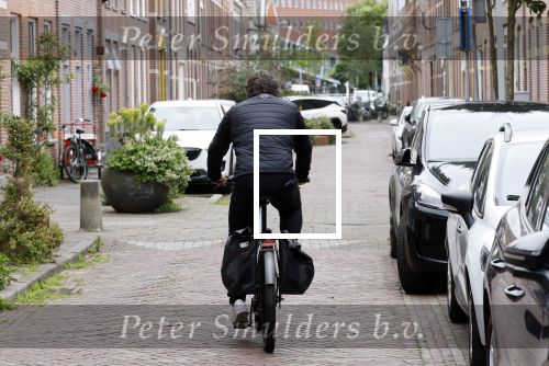 Alkmaar 5 juli 2025
Marco Borsato haalt op de fiets vers fruit en groente bij een groentewinkel bij hem in de buurt .
Marco zorgt momenteel voor zijn moeder Mary die een beetje ziek is. Mary woont even bij Marco in zijn appartement.