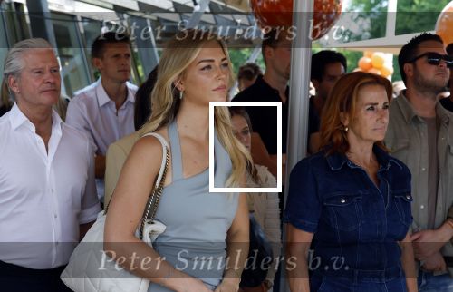 Amsterdam 13 juli 2025
Presentatie boek Dave Roelvink bij restaurant de Bosbaan . Aanwezig oa zijn vriendin Marijn Kuipers vader Dries Roelvink Honoria Roelvink Donny Roelvink en zijn moeder Lucienne Kenter.