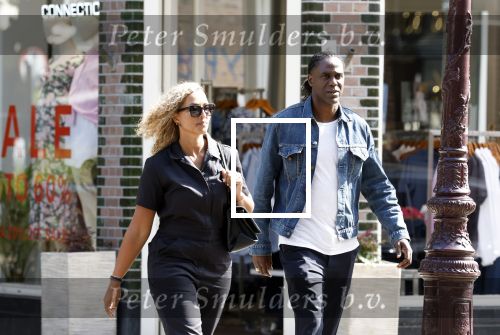 Amsterdam 15 juli 2025
Mario Melchiot met partner op de cornelis schuytstraat.