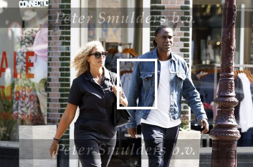 Amsterdam 15 juli 2025
Mario Melchiot met partner op de cornelis schuytstraat.