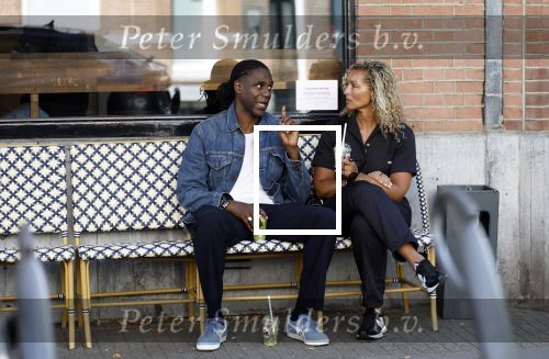 Amsterdam 15 juli 2025
Mario Melchiot met partner op de cornelis schuytstraat.