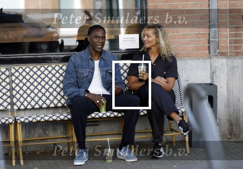 Amsterdam 15 juli 2025
Mario Melchiot met partner op de cornelis schuytstraat.