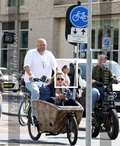 Amsterdam 7 juli 2025
Menno Kohler met zijn vriendin Florine in de bakfiets in Amsterdam zuid.