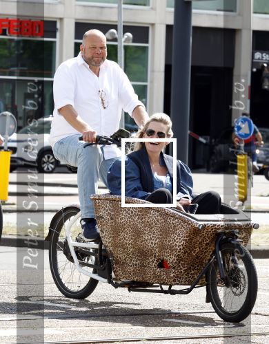 Amsterdam 7 juli 2025
Menno Kohler met zijn vriendin Florine in de bakfiets in Amsterdam zuid.