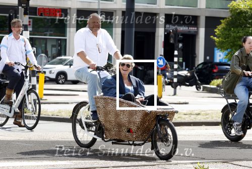 Amsterdam 7 juli 2025
Menno Kohler met zijn vriendin Florine in de bakfiets in Amsterdam zuid.