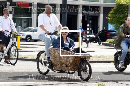 Amsterdam 7 juli 2025
Menno Kohler met zijn vriendin Florine in de bakfiets in Amsterdam zuid.