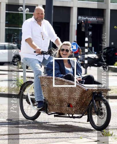 Amsterdam 7 juli 2025
Menno Kohler met zijn vriendin Florine in de bakfiets in Amsterdam zuid.
