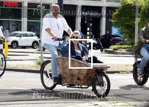 Amsterdam 7 juli 2025
Menno Kohler met zijn vriendin Florine in de bakfiets in Amsterdam zuid.