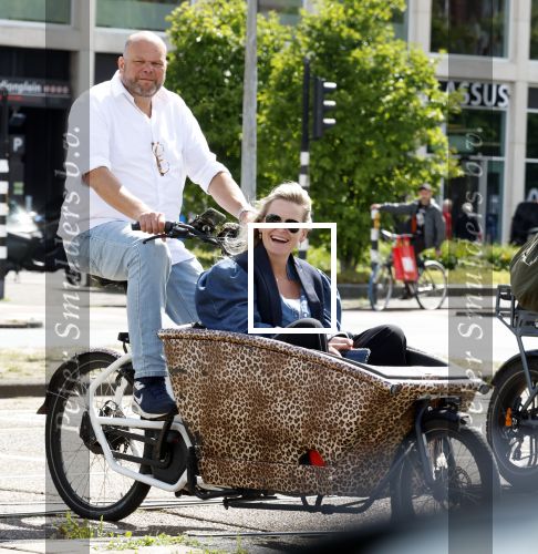 Amsterdam 7 juli 2025
Menno Kohler met zijn vriendin Florine in de bakfiets in Amsterdam zuid.