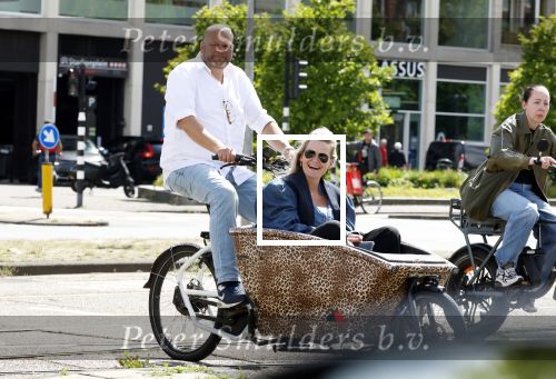 Amsterdam 7 juli 2025
Menno Kohler met zijn vriendin Florine in de bakfiets in Amsterdam zuid.