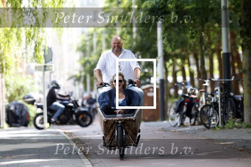 Amsterdam 7 juli 2025
Menno Kohler met zijn vriendin Florine in de bakfiets in Amsterdam zuid.