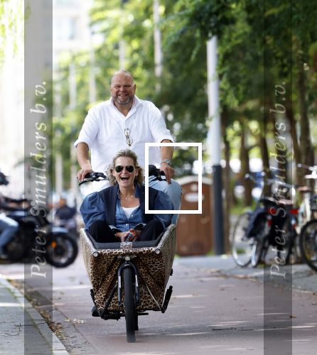 Amsterdam 7 juli 2025
Menno Kohler met zijn vriendin Florine in de bakfiets in Amsterdam zuid.