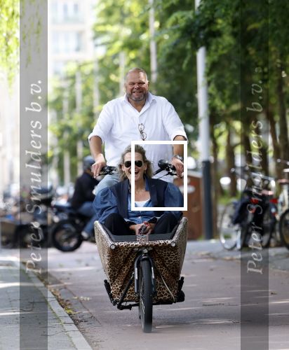 Amsterdam 7 juli 2025
Menno Kohler met zijn vriendin Florine in de bakfiets in Amsterdam zuid.