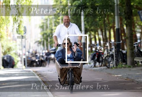 Amsterdam 7 juli 2025
Menno Kohler met zijn vriendin Florine in de bakfiets in Amsterdam zuid.