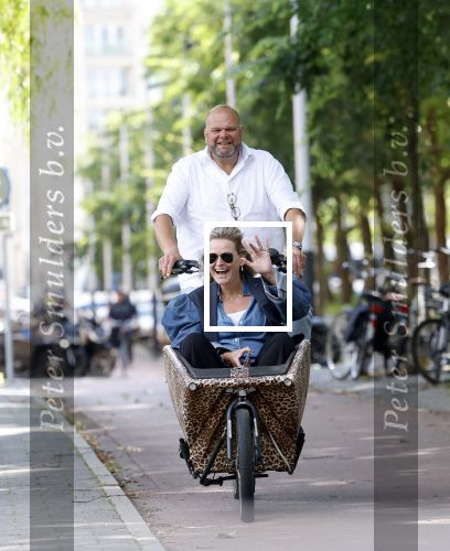 Amsterdam 7 juli 2025
Menno Kohler met zijn vriendin Florine in de bakfiets in Amsterdam zuid.