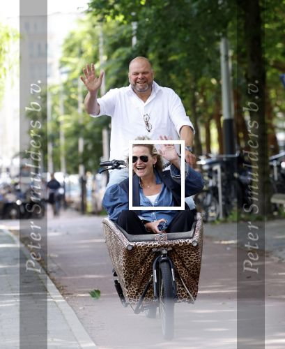 Amsterdam 7 juli 2025
Menno Kohler met zijn vriendin Florine in de bakfiets in Amsterdam zuid.