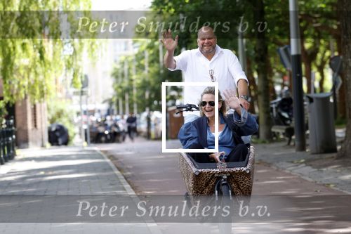 Amsterdam 7 juli 2025
Menno Kohler met zijn vriendin Florine in de bakfiets in Amsterdam zuid.
