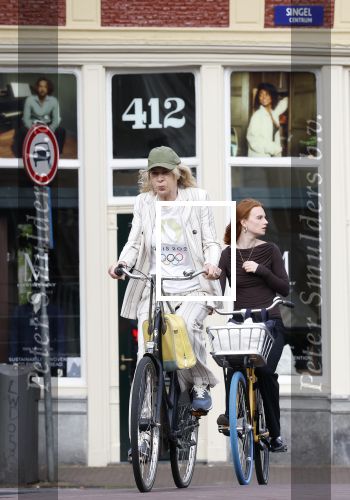 Amsterdam 18 juli 2025
Mieke v d Weij op de fiets in het centrum van Amsterdam .