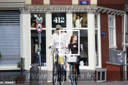 Amsterdam 18 juli 2025
Mieke v d Weij op de fiets in het centrum van Amsterdam .