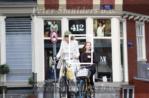 Amsterdam 18 juli 2025
Mieke v d Weij op de fiets in het centrum van Amsterdam .