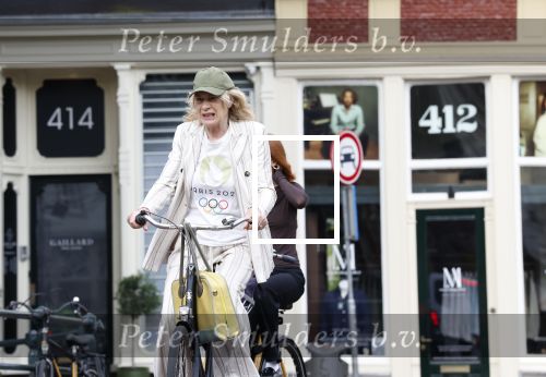 Amsterdam 18 juli 2025
Mieke v d Weij op de fiets in het centrum van Amsterdam .