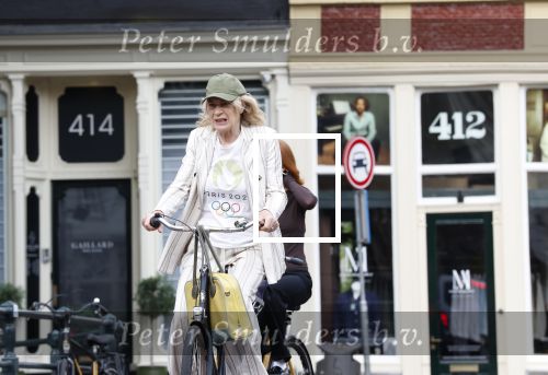 Amsterdam 18 juli 2025
Mieke v d Weij op de fiets in het centrum van Amsterdam .