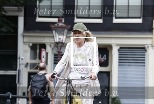 Amsterdam 18 juli 2025
Mieke v d Weij op de fiets in het centrum van Amsterdam .