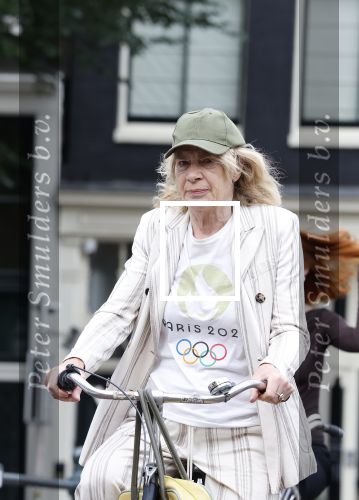 Amsterdam 18 juli 2025
Mieke v d Weij op de fiets in het centrum van Amsterdam .