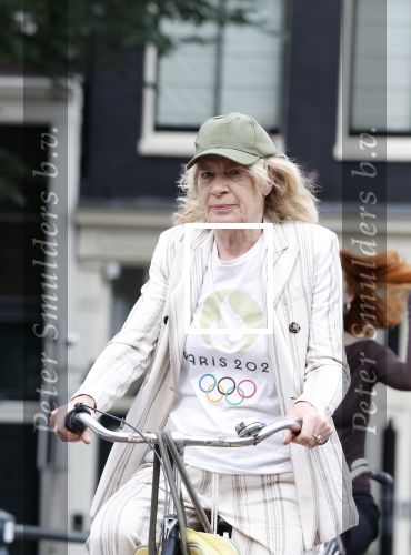Amsterdam 18 juli 2025
Mieke v d Weij op de fiets in het centrum van Amsterdam .