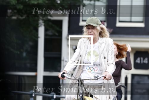 Amsterdam 18 juli 2025
Mieke v d Weij op de fiets in het centrum van Amsterdam .