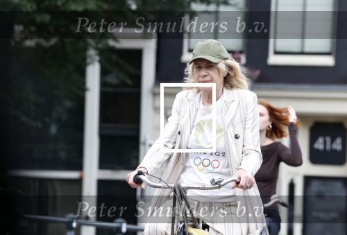 Amsterdam 18 juli 2025
Mieke v d Weij op de fiets in het centrum van Amsterdam .