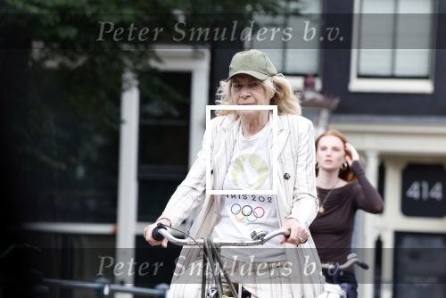 Amsterdam 18 juli 2025
Mieke v d Weij op de fiets in het centrum van Amsterdam .