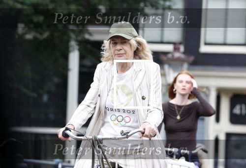 Amsterdam 18 juli 2025
Mieke v d Weij op de fiets in het centrum van Amsterdam .