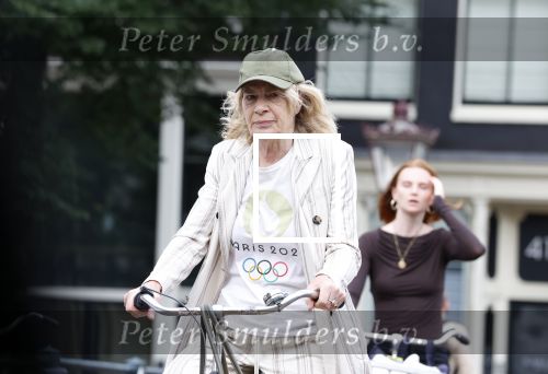 Amsterdam 18 juli 2025
Mieke v d Weij op de fiets in het centrum van Amsterdam .