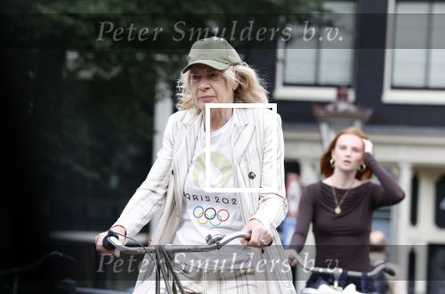 Amsterdam 18 juli 2025
Mieke v d Weij op de fiets in het centrum van Amsterdam .
