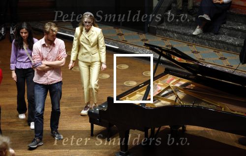 Amsterdam 27 juni 2025
Wibi Soerjadi geeft een concert in de Duif in Amsterdam. Mirthe vriendin Wibi