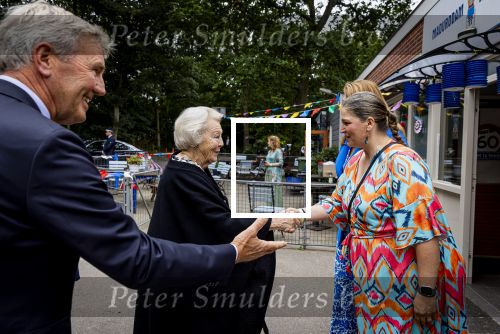 Den Haag 5 juli 2025
Hare Koninklijke Hoogheid Prinses Beatrix der Nederlanden heeft op zaterdagmiddag 5 juli het 60-jarig jubileum van de Stichting Paardrijden voor Gehandicapten (SPG) op de Madurodam Manege in Den Haag bijgewoond.