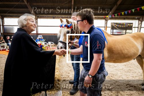 Den Haag 5 juli 2025
Hare Koninklijke Hoogheid Prinses Beatrix der Nederlanden heeft op zaterdagmiddag 5 juli het 60-jarig jubileum van de Stichting Paardrijden voor Gehandicapten (SPG) op de Madurodam Manege in Den Haag bijgewoond.