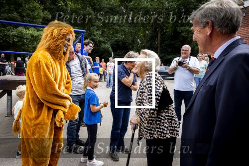 Den Haag 5 juli 2025
Hare Koninklijke Hoogheid Prinses Beatrix der Nederlanden heeft op zaterdagmiddag 5 juli het 60-jarig jubileum van de Stichting Paardrijden voor Gehandicapten (SPG) op de Madurodam Manege in Den Haag bijgewoond.