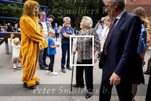 Den Haag 5 juli 2025
Hare Koninklijke Hoogheid Prinses Beatrix der Nederlanden heeft op zaterdagmiddag 5 juli het 60-jarig jubileum van de Stichting Paardrijden voor Gehandicapten (SPG) op de Madurodam Manege in Den Haag bijgewoond.