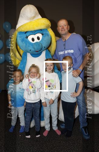 Leidschendam 6 juli 2025
Premiere Smurfen film bij Kinepolis . Aanwezig oa van de stemmencast Roxy Dekker Luuk v Leeuwen Julia Tan en Thorn de Vries . Raymond v Barneveld kwam met zijn zoon , kleinkinderen en zijn vrouw