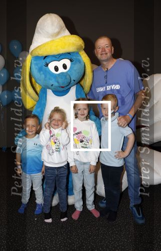 Leidschendam 6 juli 2025
Premiere Smurfen film bij Kinepolis . Aanwezig oa van de stemmencast Roxy Dekker Luuk v Leeuwen Julia Tan en Thorn de Vries . Raymond v Barneveld kwam met zijn zoon , kleinkinderen en zijn vrouw