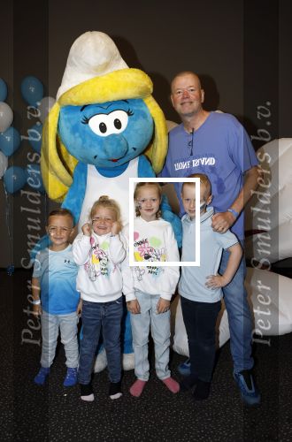Leidschendam 6 juli 2025
Premiere Smurfen film bij Kinepolis . Aanwezig oa van de stemmencast Roxy Dekker Luuk v Leeuwen Julia Tan en Thorn de Vries . Raymond v Barneveld kwam met zijn zoon , kleinkinderen en zijn vrouw